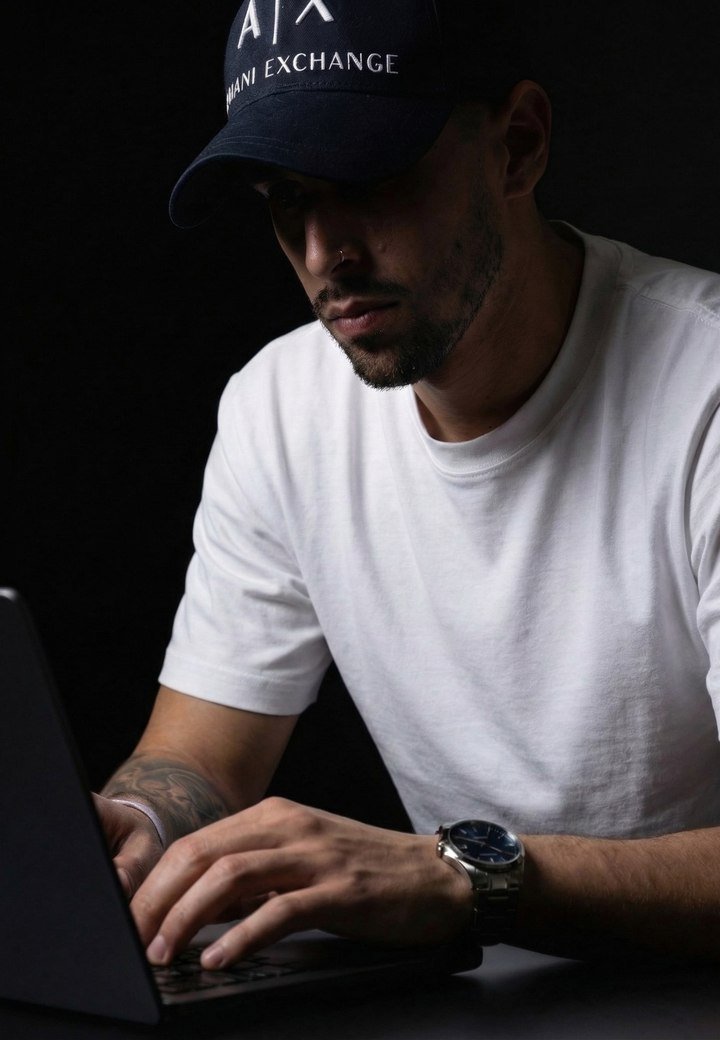 Christofer López trabajando en un proyecto de Crown Media